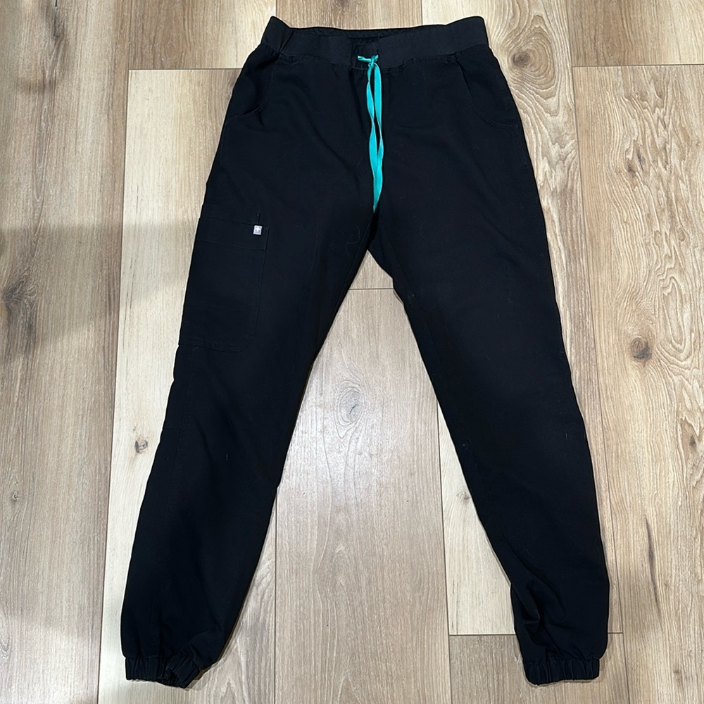 Black small/tall figs scrub joggers